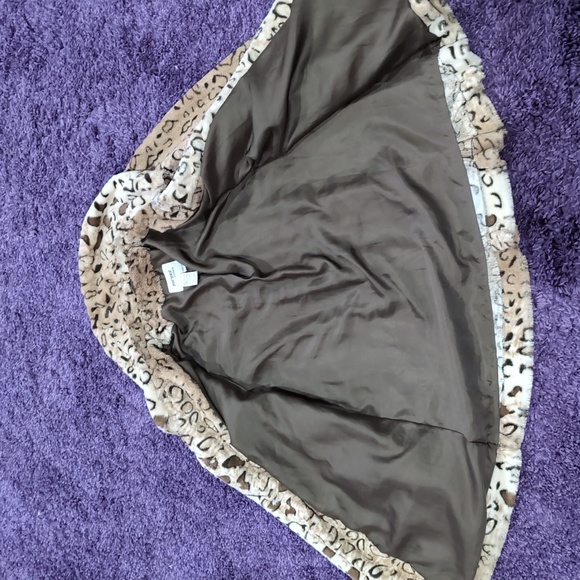 Sisters Outerwear Faux Fur Coat in Large Lined - Picture 3 of 8